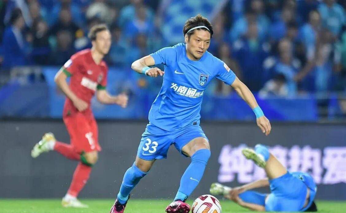 导演仿佛精晓一些动作剪辑的程式，艾伦在地铁站绕袭两名黑衣人的拳脚戏，显现得相当简练有力，凸显了主角力大无穷又富于聪明的特点。